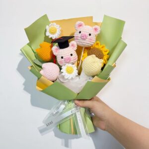 Handmade Crochet Graduation Pig Bouquet – Cute Character Graduation Gift