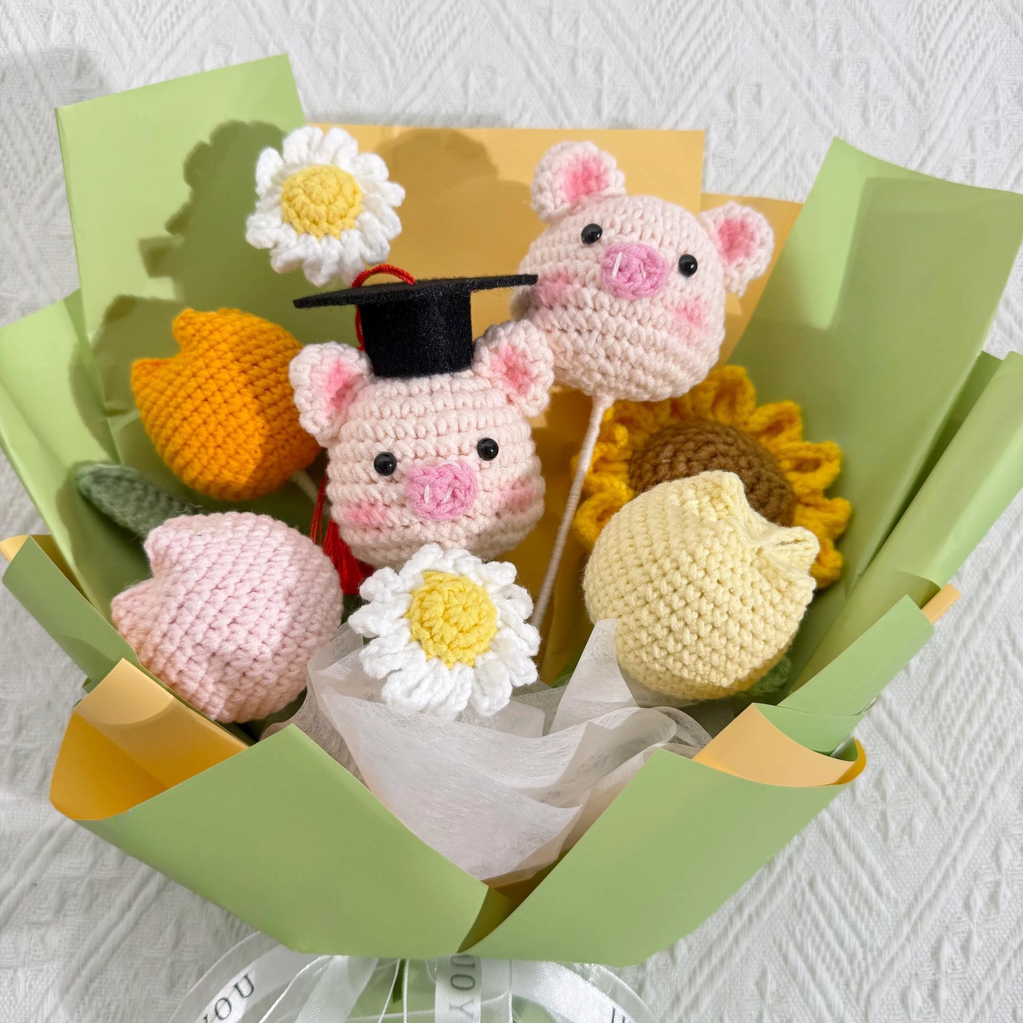 Handmade Crochet Graduation Pig Bouquet – Cute Character Graduation Gift - 图片 2