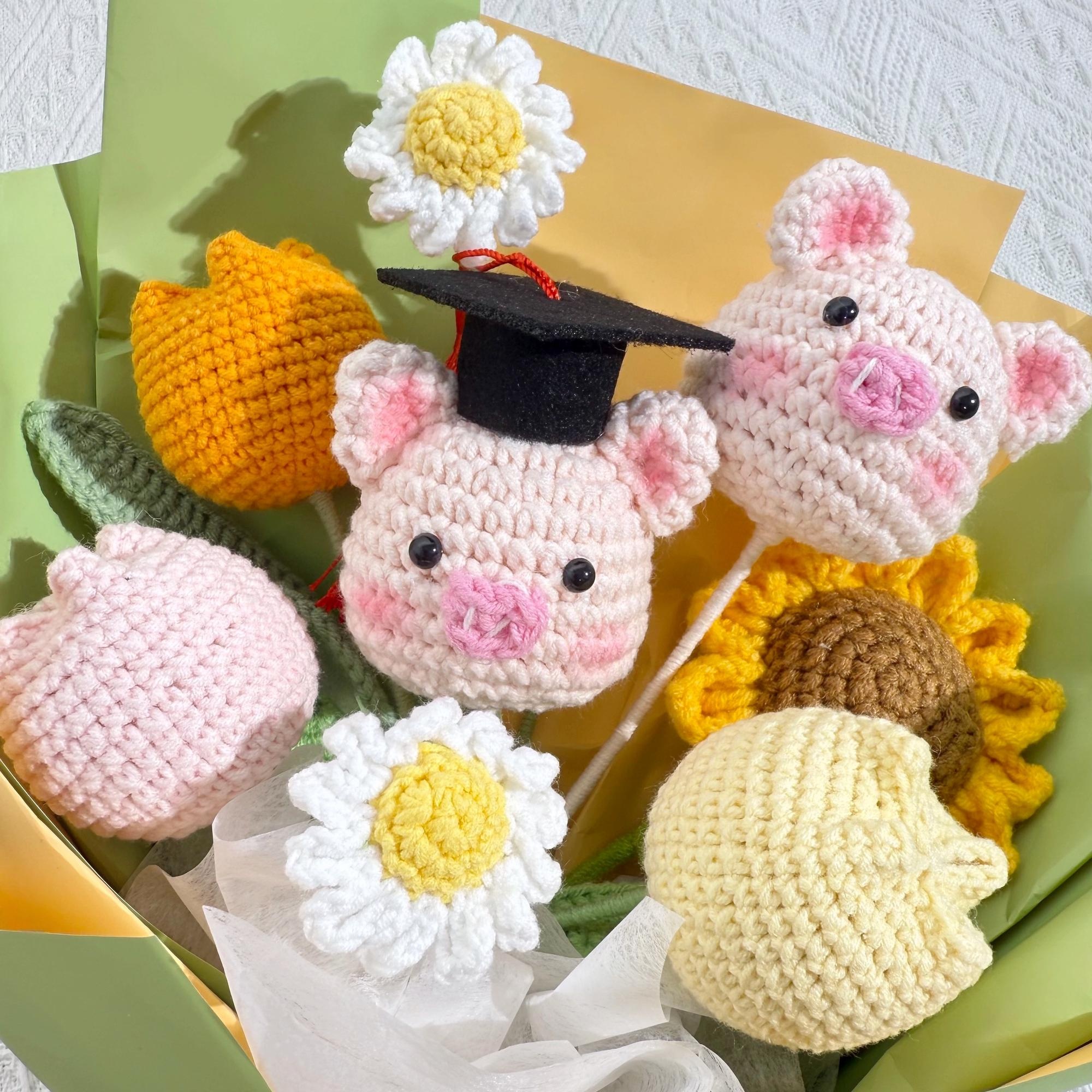 Handmade Crochet Graduation Pig Bouquet – Cute Character Graduation Gift - 图片 3