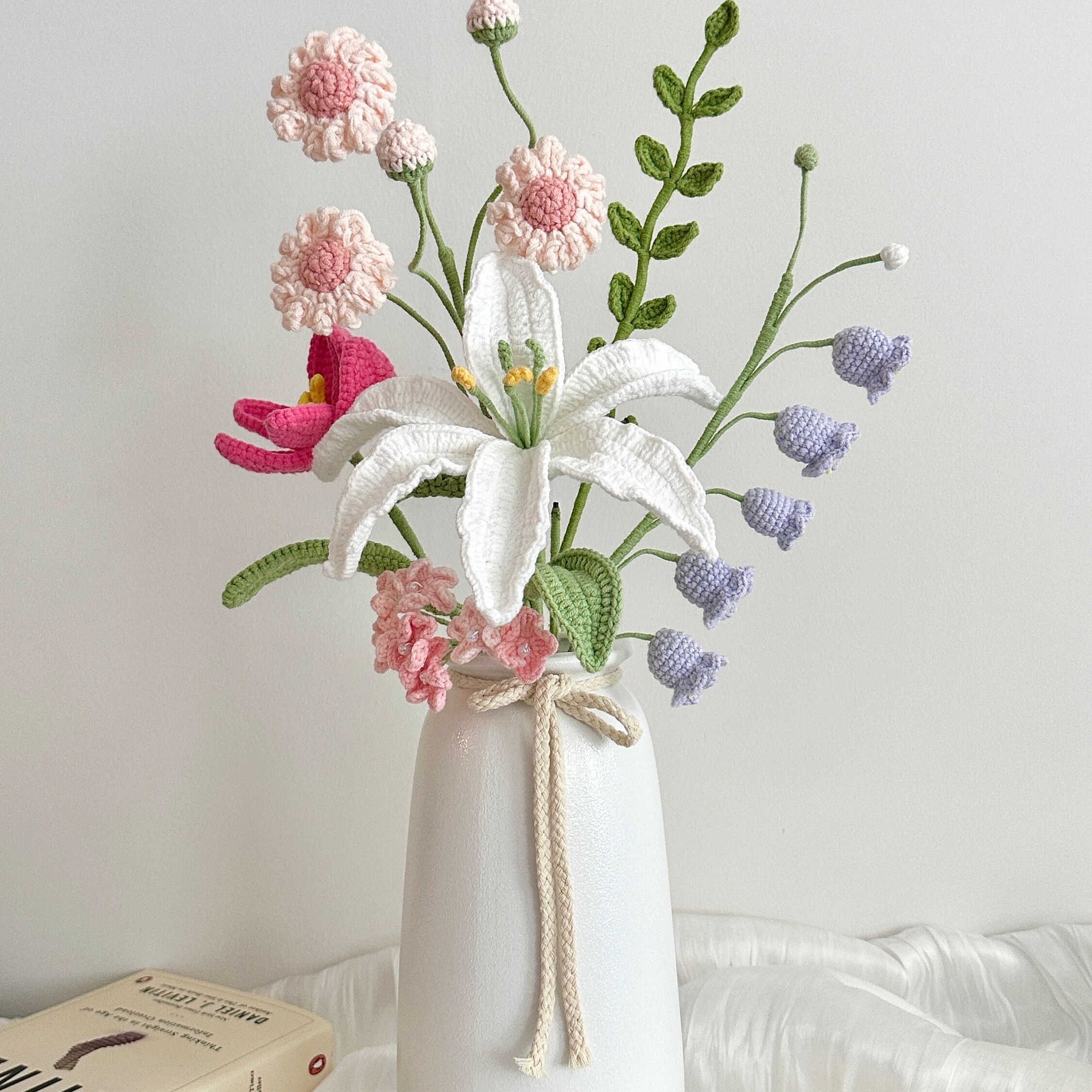 Handmade Crochet Lily Vase Arrangement | Elegant Desktop Decor | Forever Flowers - 图片 3