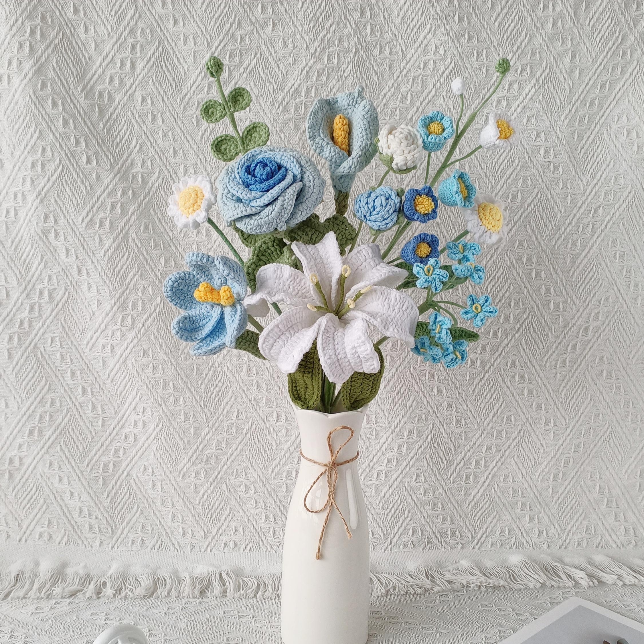 Handmade Crochet Blue Rose Lily Bouquet – 2 Styles | Bouquet & Vase | Forever Flowers - 图片 3