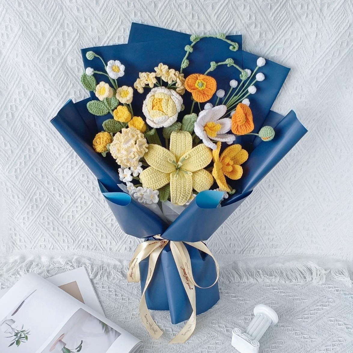 Handmade Crochet Yellow Lily & White Lily Bouquet – 4 Wrap Styles | Navy Floral Kraft Blue - 图片 2