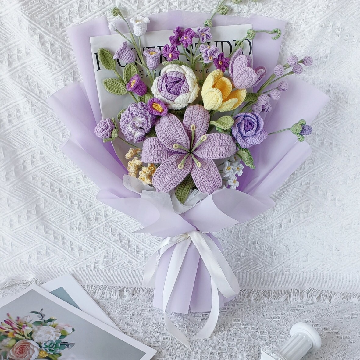 Handmade Crochet Yellow Lily & White Lily Bouquet – 4 Wrap Styles | Navy Floral Kraft Blue - 图片 3