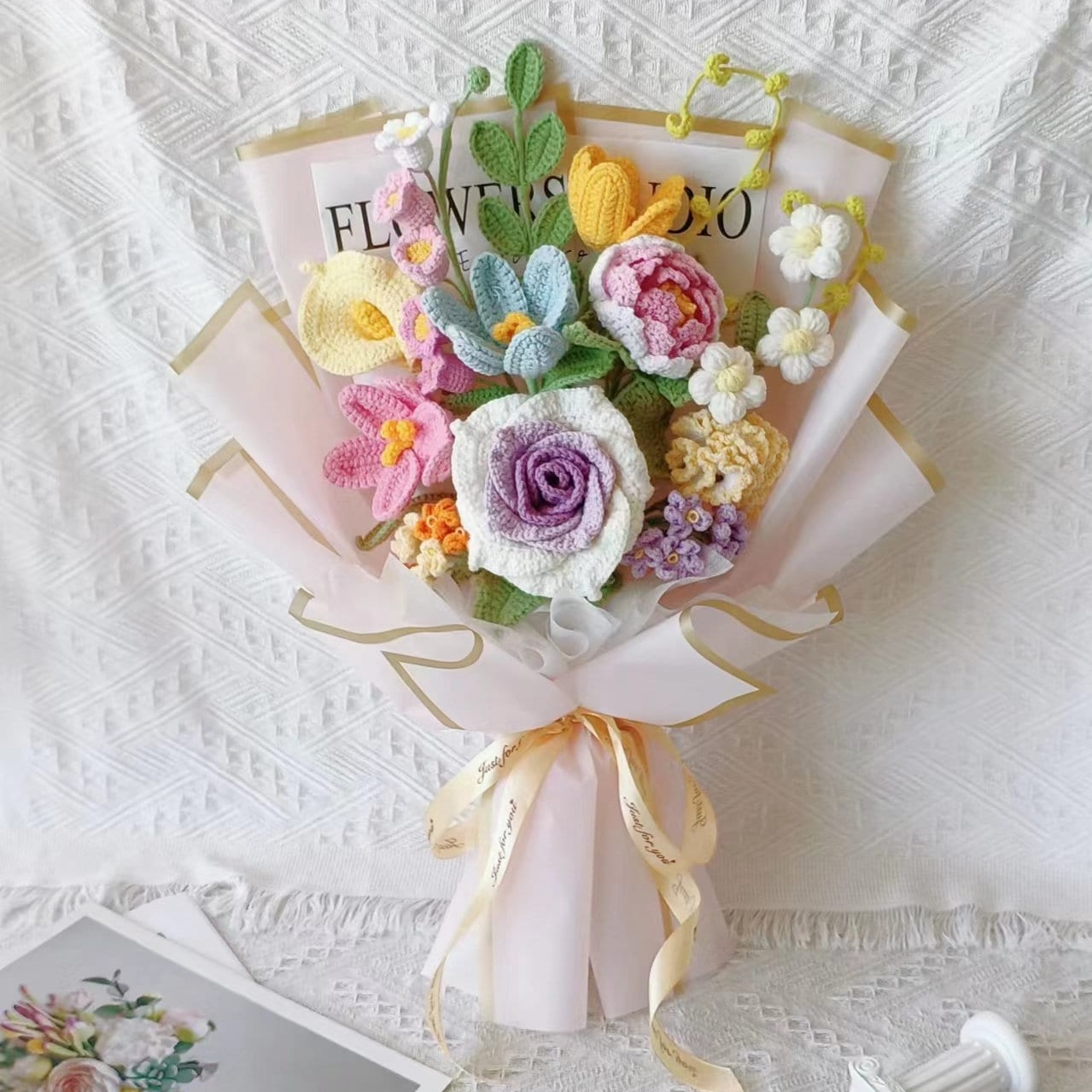 Handmade Crochet Yellow Lily & White Lily Bouquet – 4 Wrap Styles | Navy Floral Kraft Blue - 图片 4