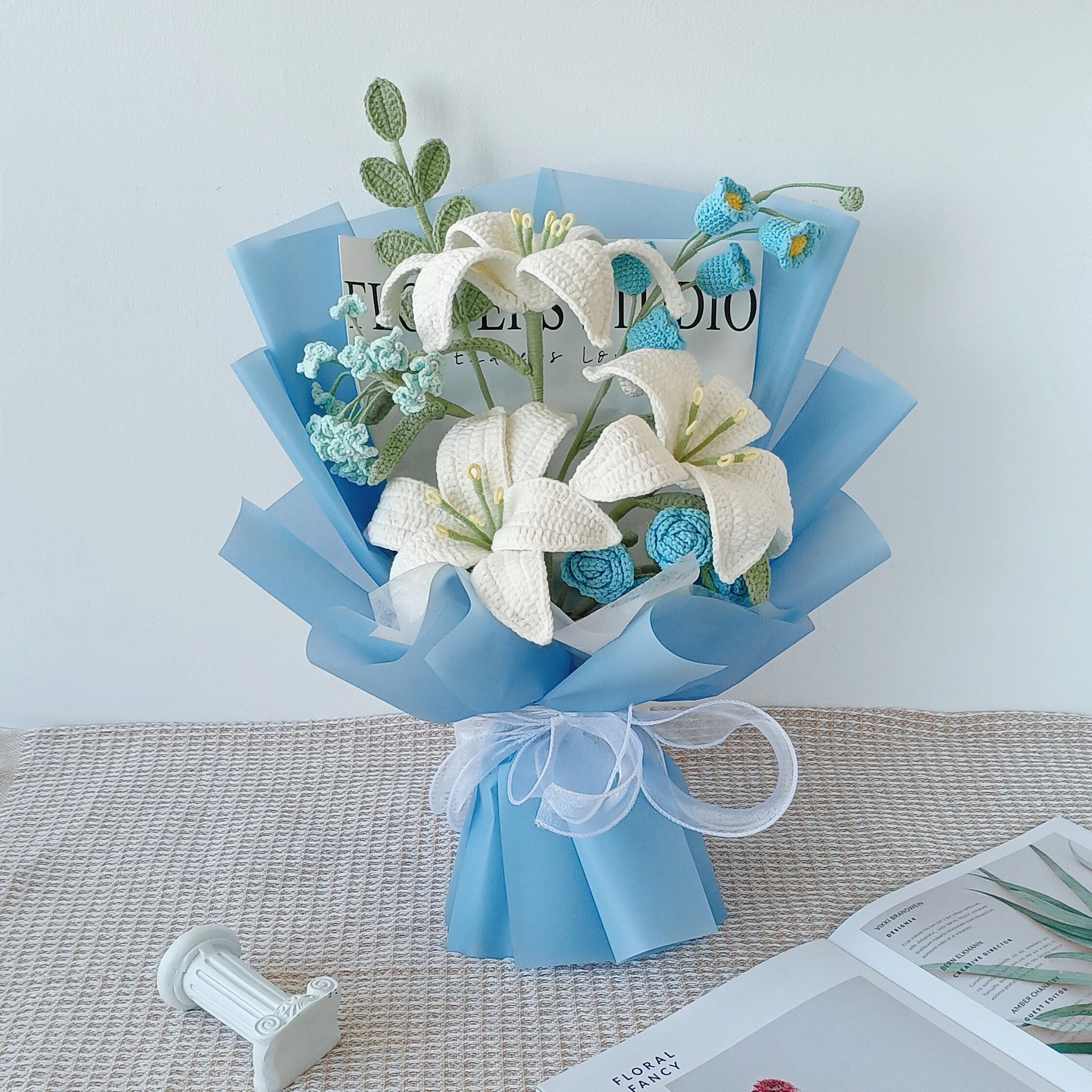 Handmade Crochet Yellow Lily & White Lily Bouquet – 4 Wrap Styles | Navy Floral Kraft Blue - 图片 6