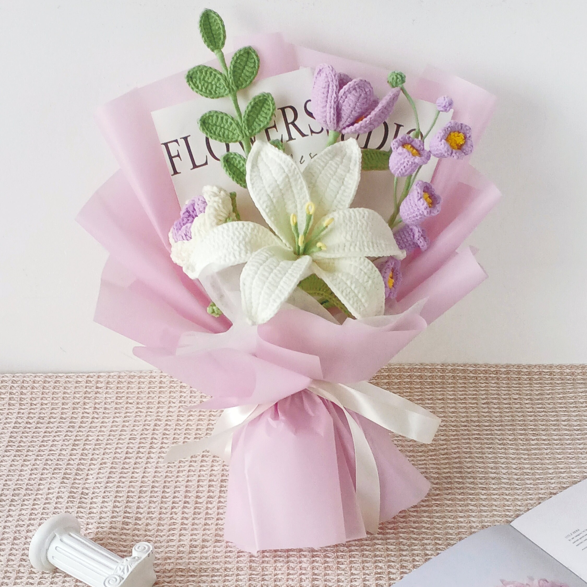 Handmade Crochet Yellow Lily & White Lily Bouquet – 4 Wrap Styles | Navy Floral Kraft Blue - 图片 9