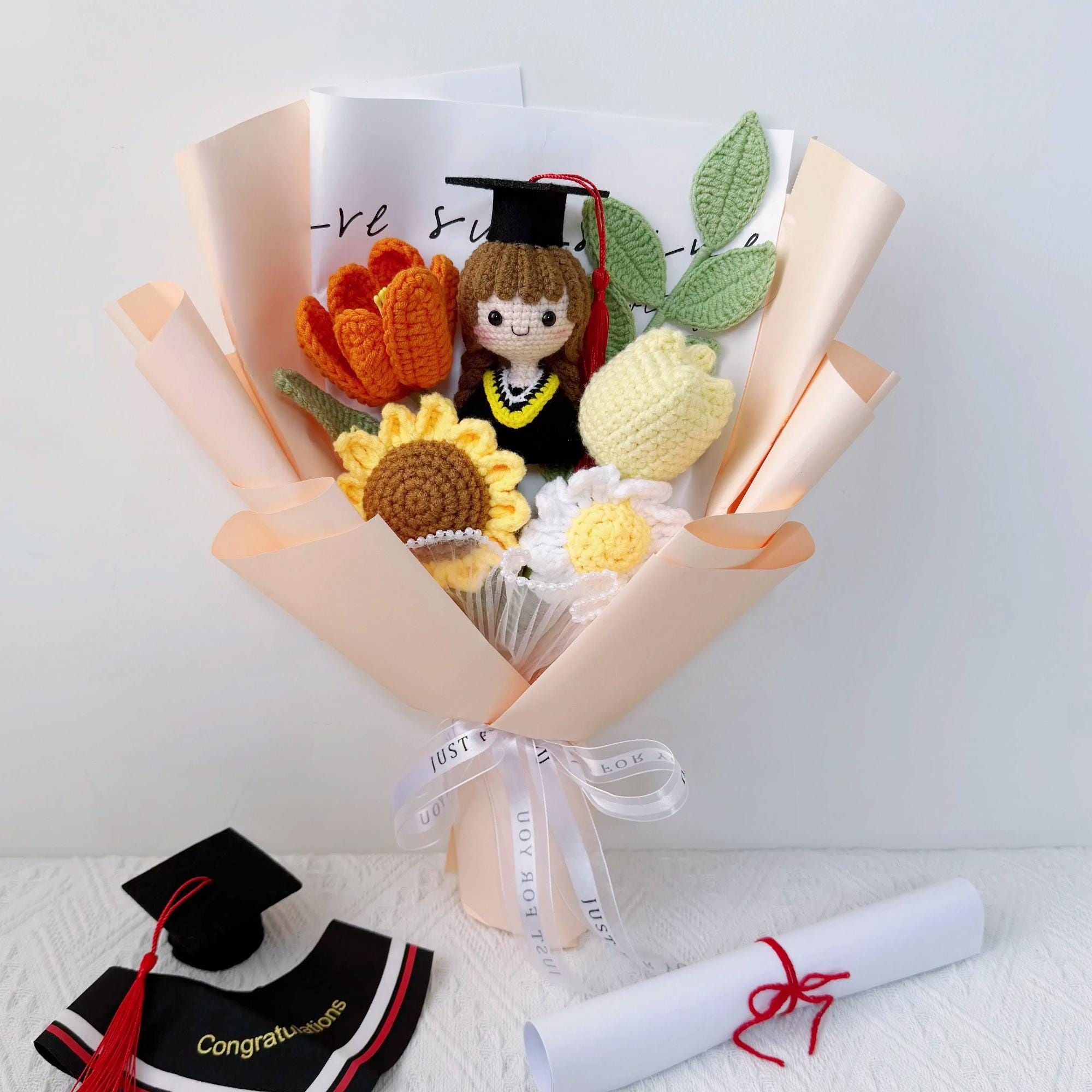 Handmade Crochet Graduation Bouquet with Character Doll – 5 Styles - 图片 2